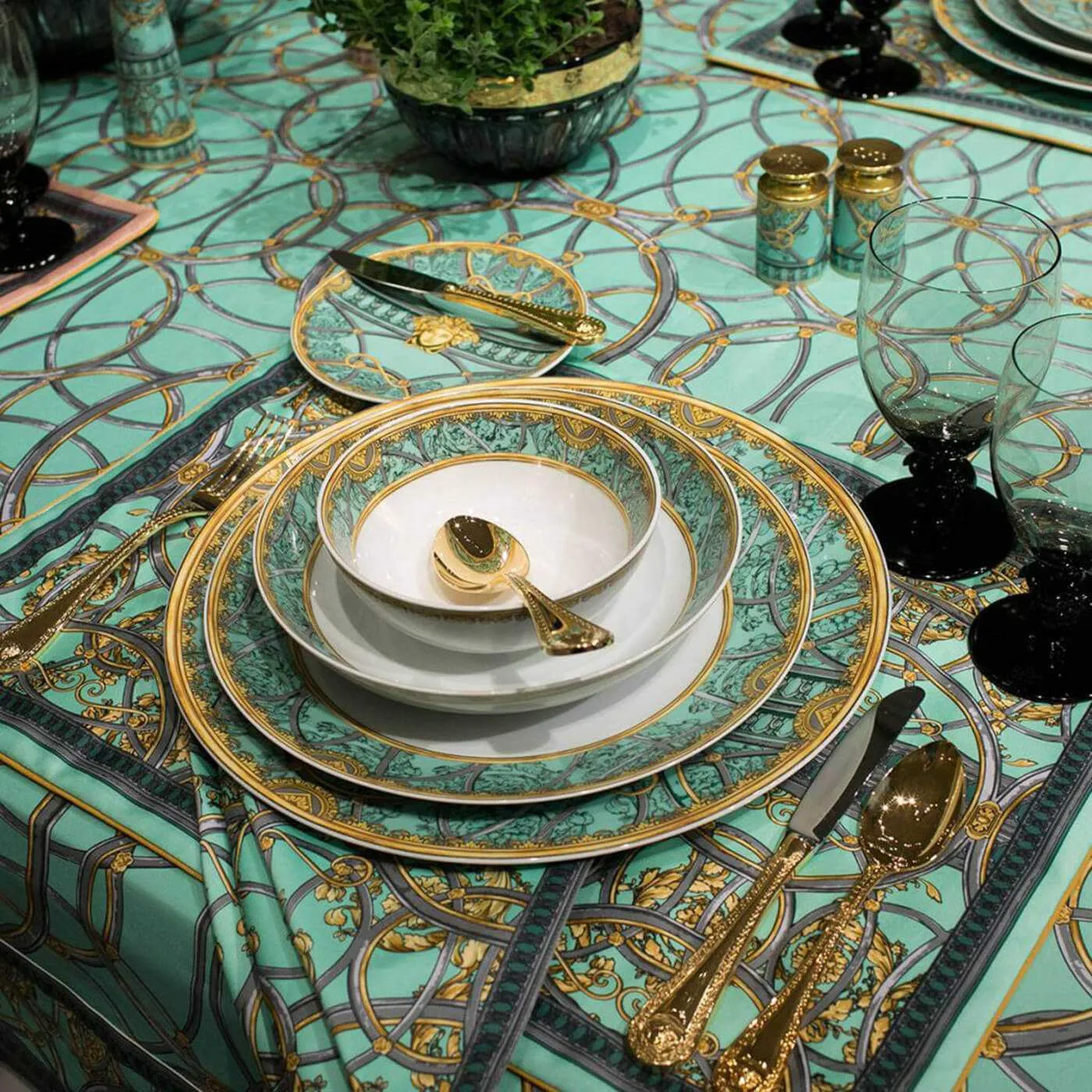 Versace meets Rosenthal La scala del Palazzo Dish 22x22 cm. green